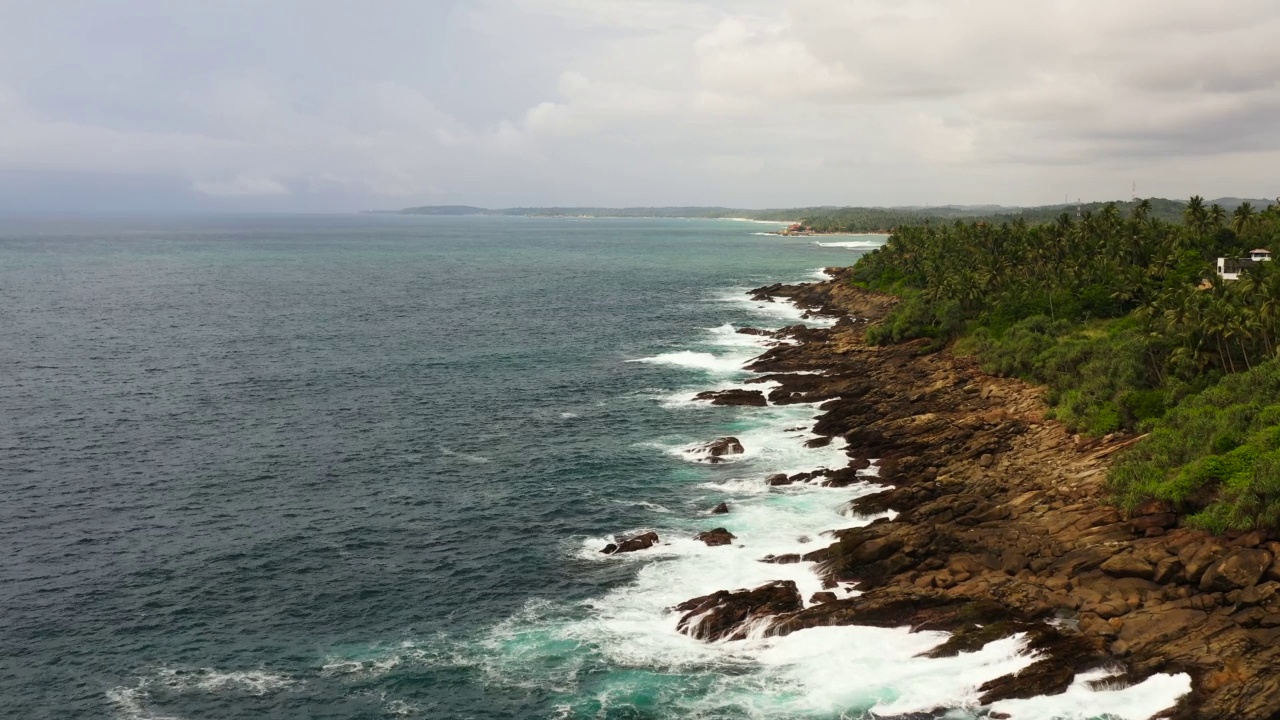 海洋冲浪与波浪俯视图。视频素材