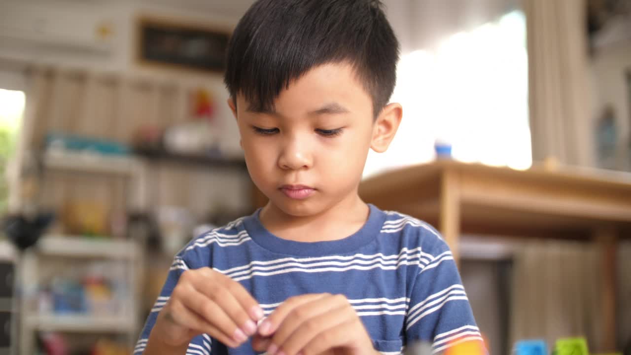 小男孩在玩积木视频素材