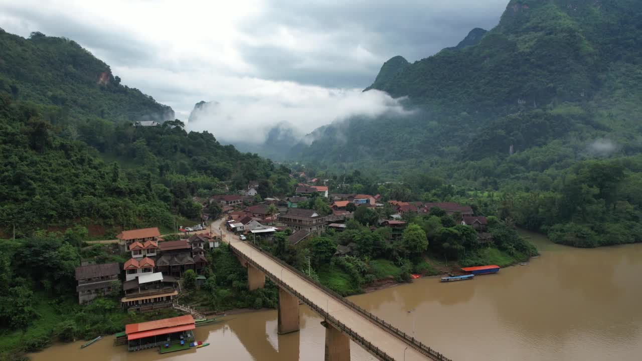 在老挝Nong Khiaw，无人机在雾天俯瞰南欧河上的乡村大桥视频素材