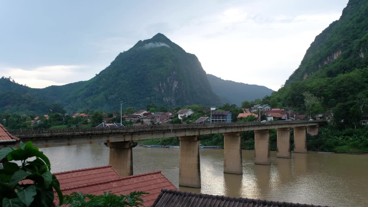 老挝Nong Khiaw，南欧河边，雾天的桥和山景视频素材