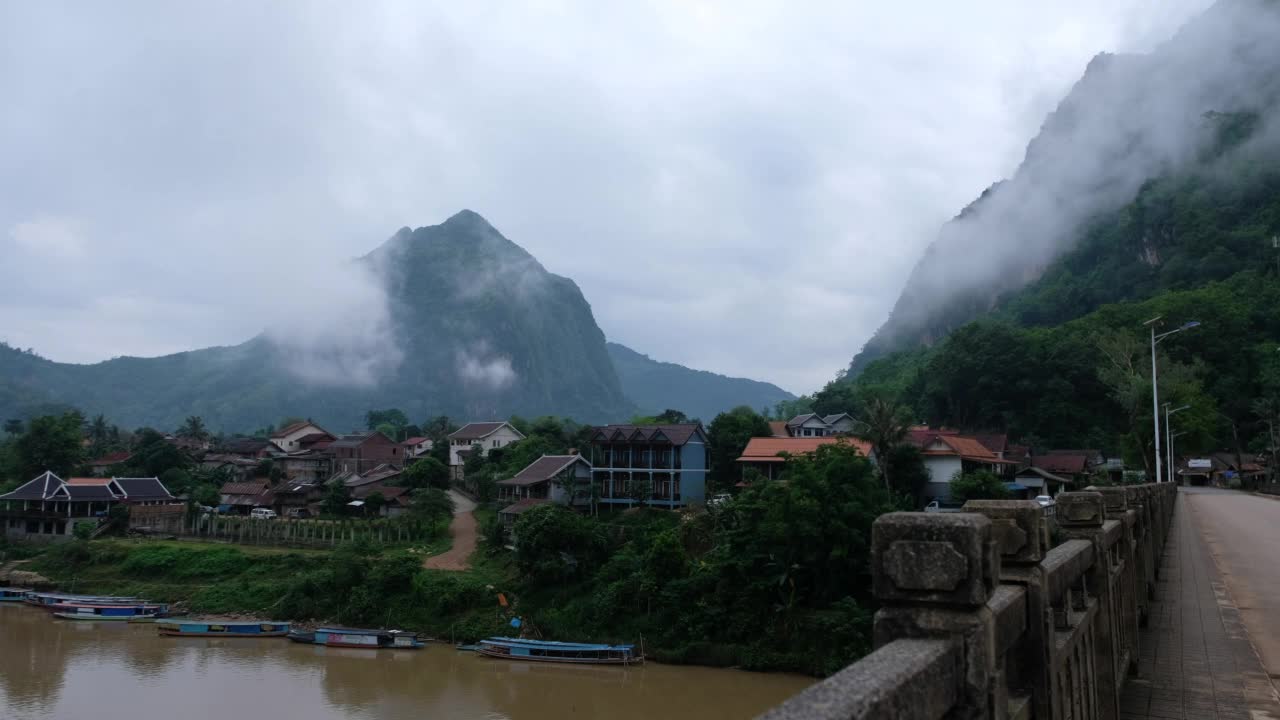 老挝Nong Khiaw，南欧河，雾天的乡村和山景视频素材