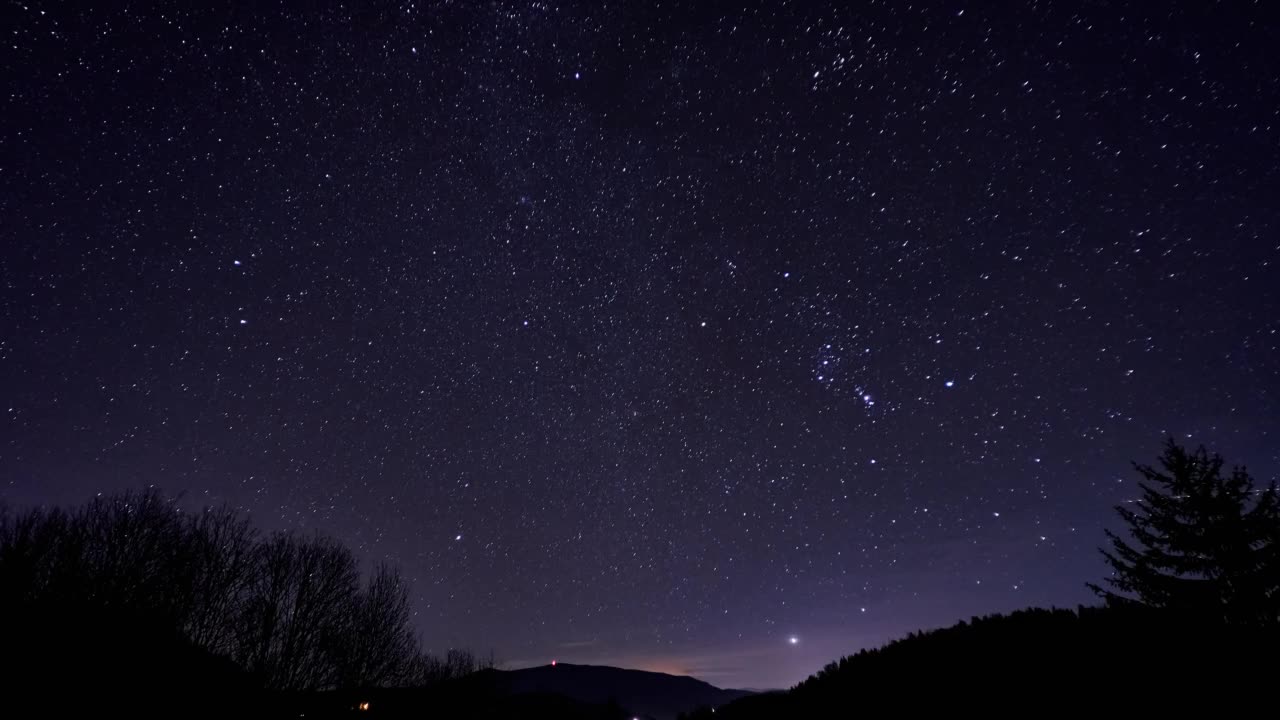 夜晚的天空，清澈的天空慢慢被云彩覆盖视频素材