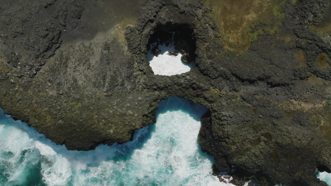 桥原汁。毛里求斯。从空中俯瞰蓝色海洋中，海浪拍打着岩石。视频素材