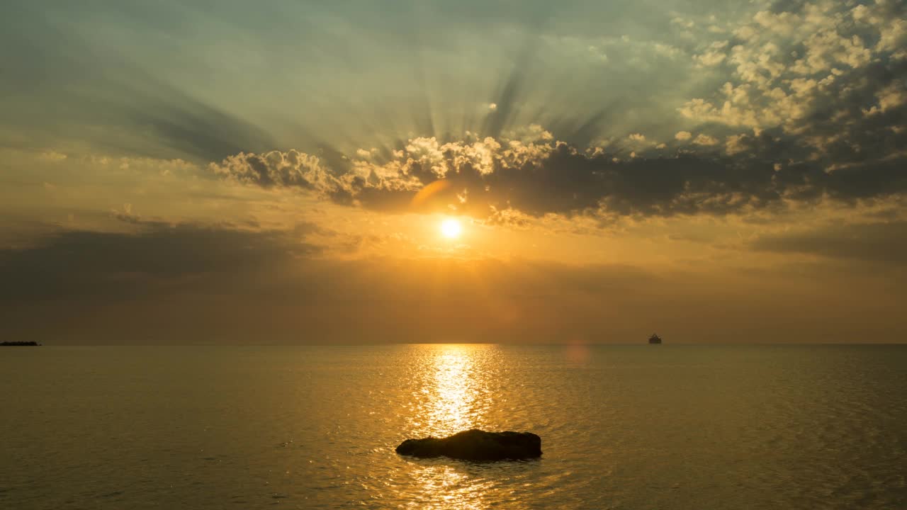 海景和神秘的日出-时间流逝视频素材