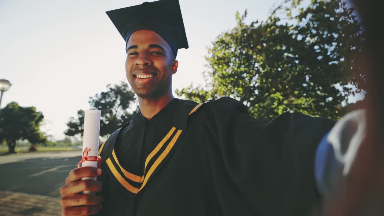 非洲男学生毕业后手持证书自拍的照片。在毕业那天庆祝成功。大学的骄傲时刻，教育和学习的里程碑视频素材