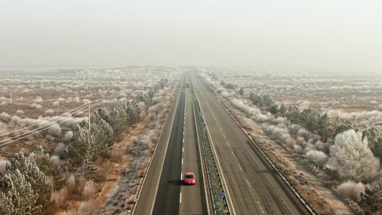 中国冬季高速公路鸟瞰图视频素材