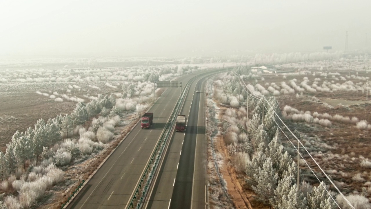 中国冬季高速公路鸟瞰图视频素材