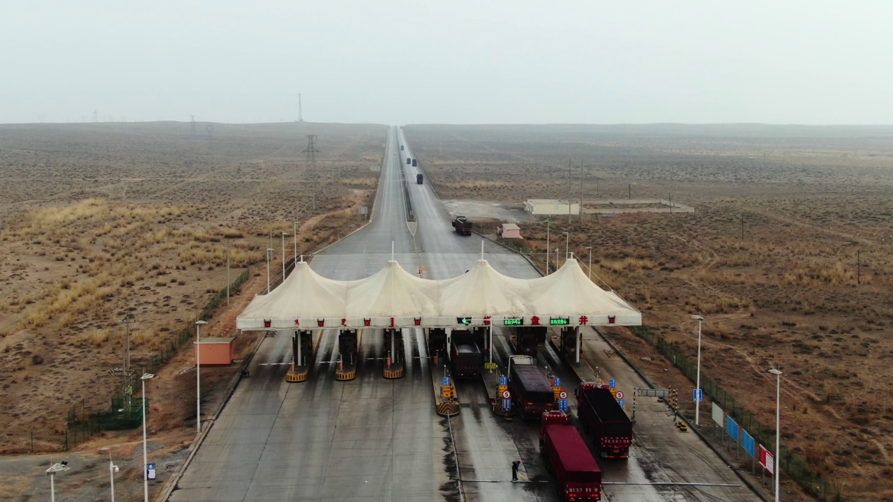 冬季草原的鸟瞰图公路视频素材