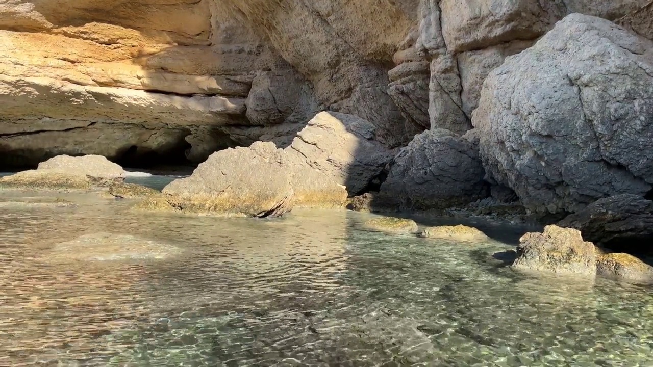 地中海岩石海岸的风景优美的洞穴洞穴。视频素材