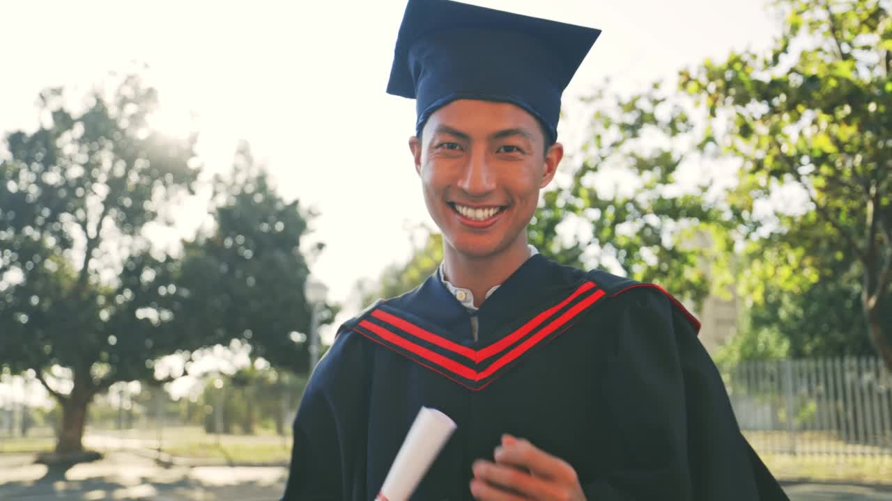 一个激动的学生庆祝教育，成功的肖像，同时持有毕业证书与copyspace。快乐的学院或大学毕业生表达喜悦和学业成功视频素材