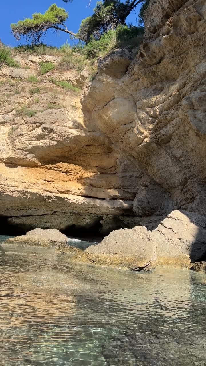 地中海岩石海岸的风景优美的洞穴洞穴。视频素材