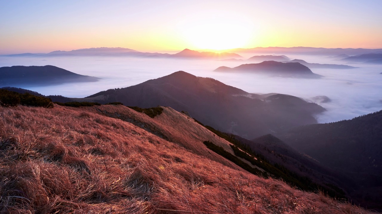 杰森山的日出景观。丘陵间山谷里的低逆温云。视频素材