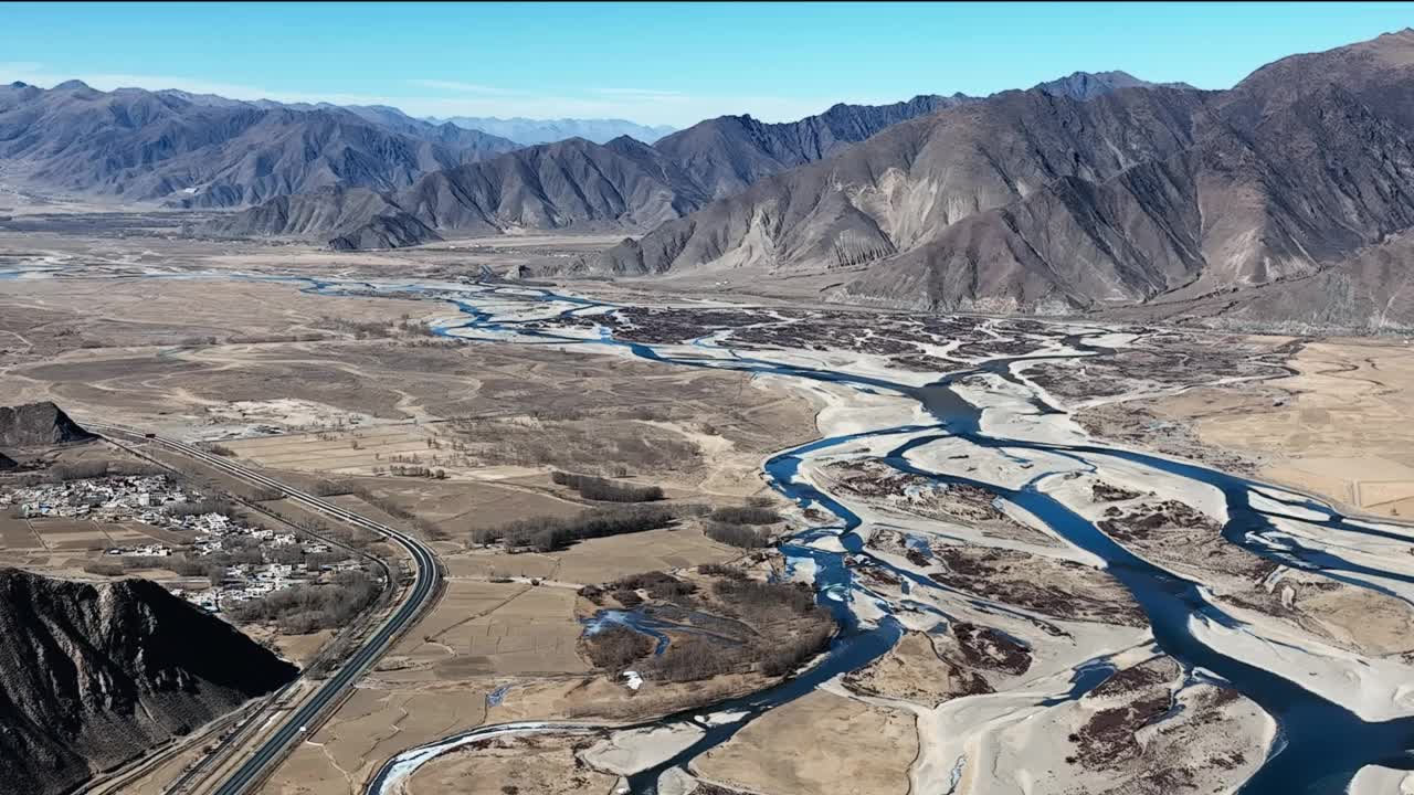 西藏高原拉萨河与公路鸟瞰图视频素材