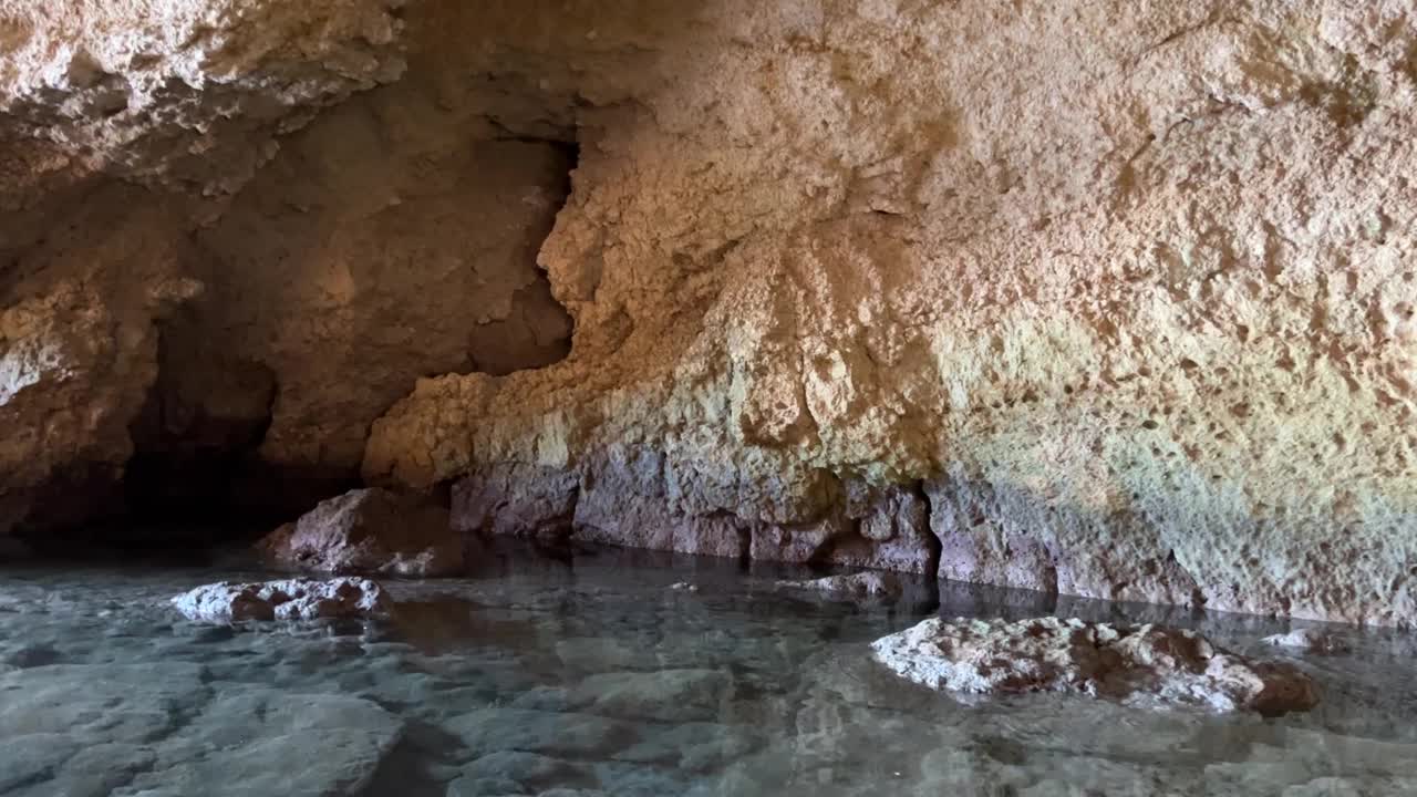 地中海蔚蓝清澈的海水和岩石。视频素材