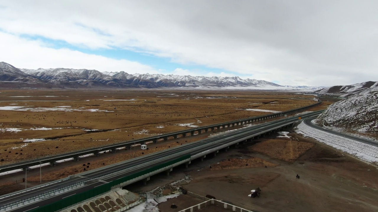 西藏铁路和公路鸟瞰图视频素材