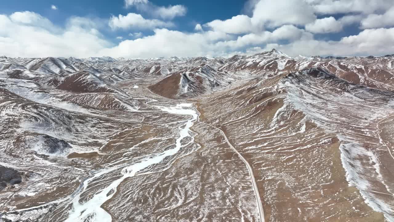 青藏高原公路鸟瞰图视频素材