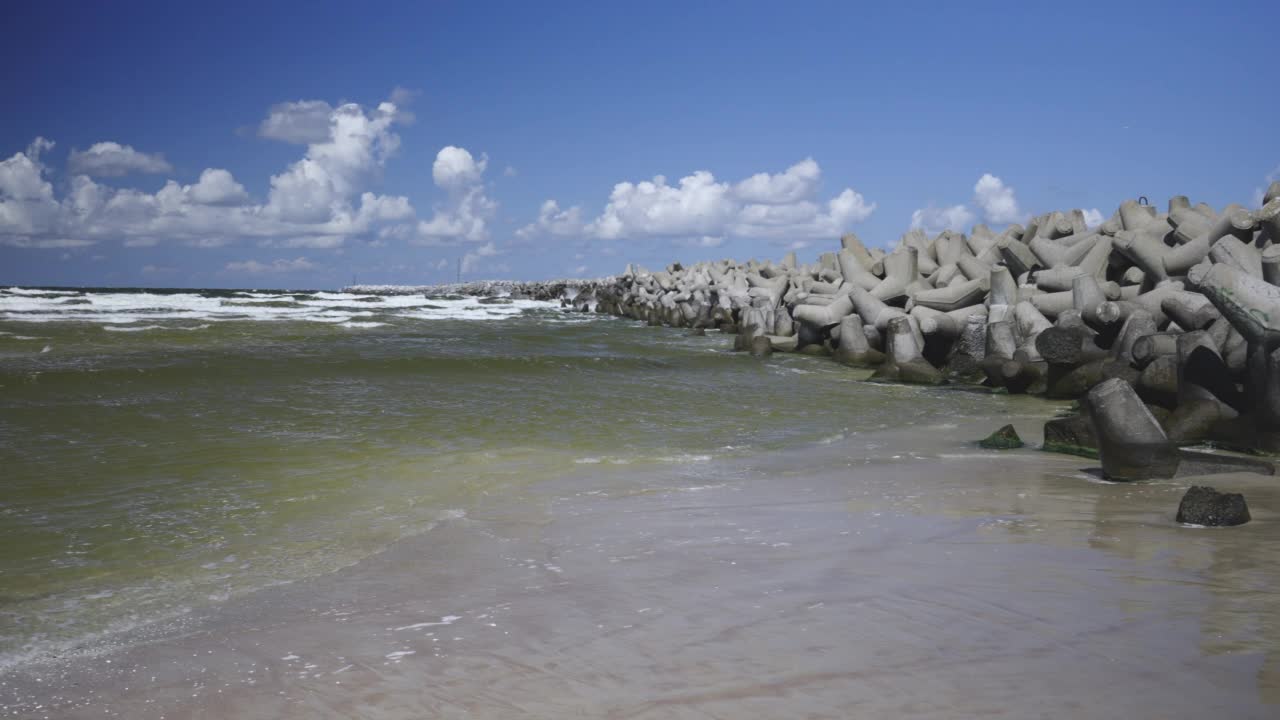 暴风雨中波罗的海沙滩海岸的混凝土防御工事视频素材