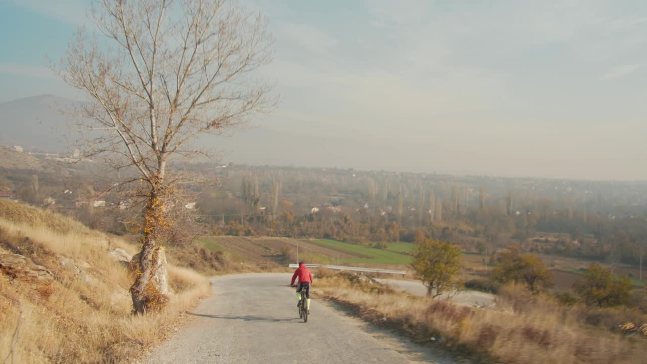 在乡村道路上骑自行车的人视频素材