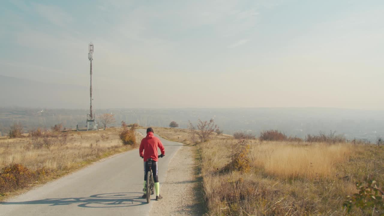 在乡村道路上骑自行车的人视频素材