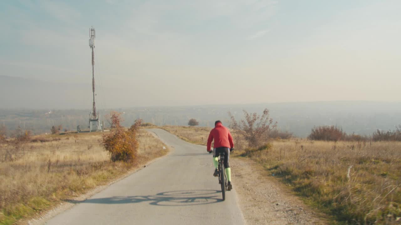 在乡村道路上骑自行车的人视频素材