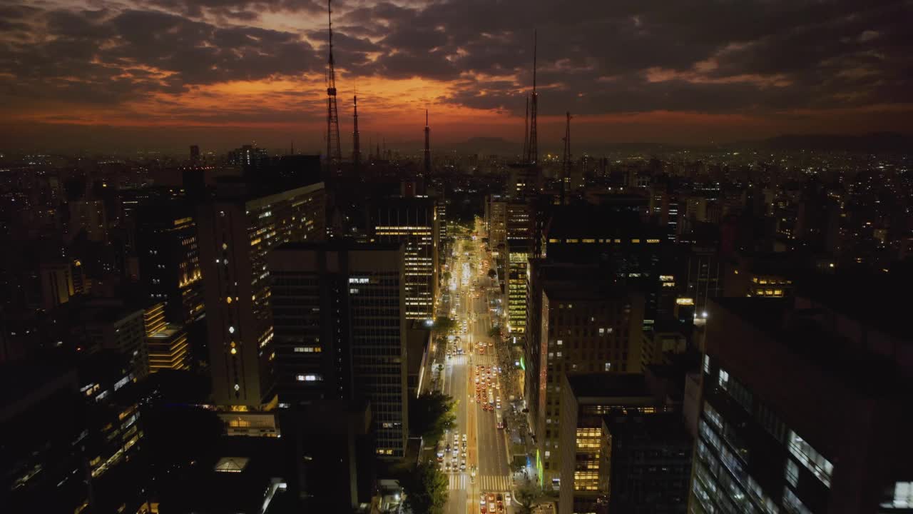 鸟瞰圣保罗大道(保利斯塔大道)在圣保罗市，巴西的夜晚。电影4 k视频素材