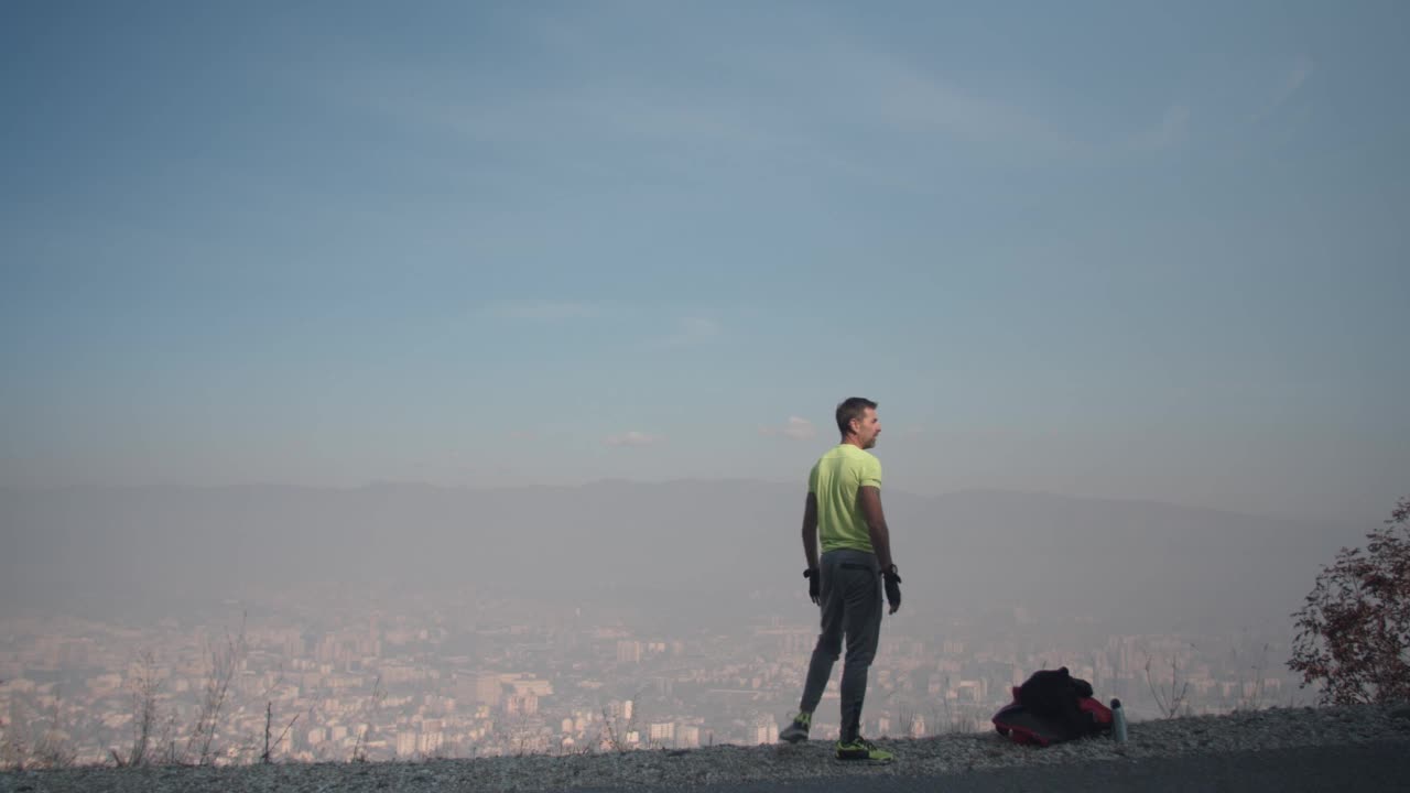 高级徒步旅行者锻炼视频素材