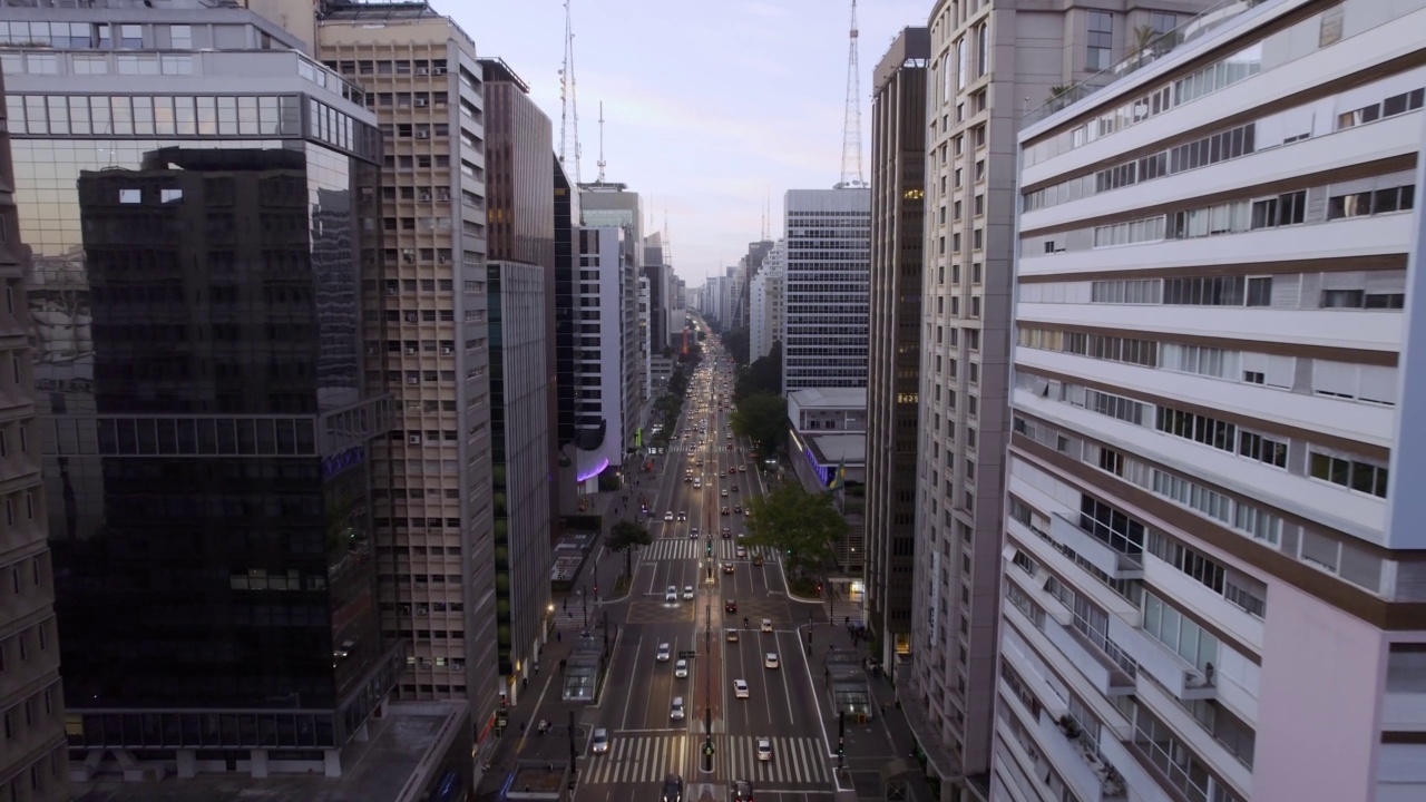 鸟瞰圣保罗大道(保利斯塔大道)在圣保罗市，巴西。电影4 k视频素材