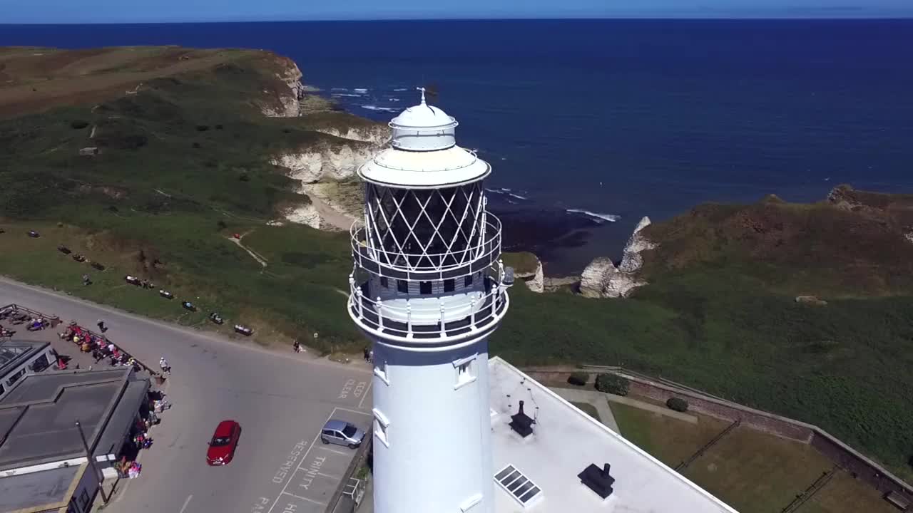 约克郡侏罗纪海岸线上的Flamborough Head灯塔视频素材