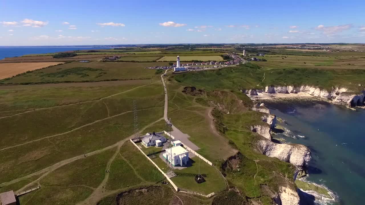 约克郡侏罗纪海岸线上的Flamborough Head灯塔视频素材