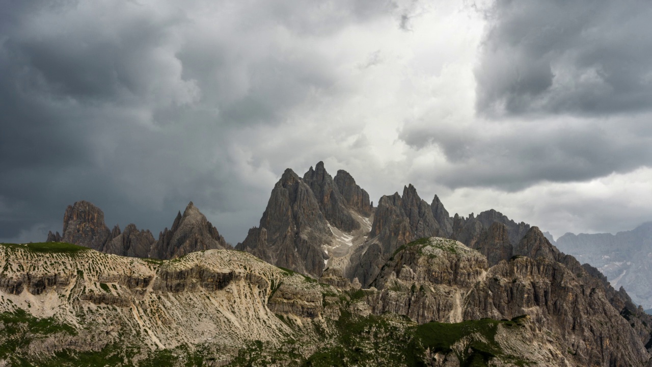 从Dobbiaco附近的Valle di Landro俯瞰Tre Cime di Lavaredo山脉或Drei Zinnen山顶的移动云。Sexten Dolomites，南蒂罗尔，意大利视频素材