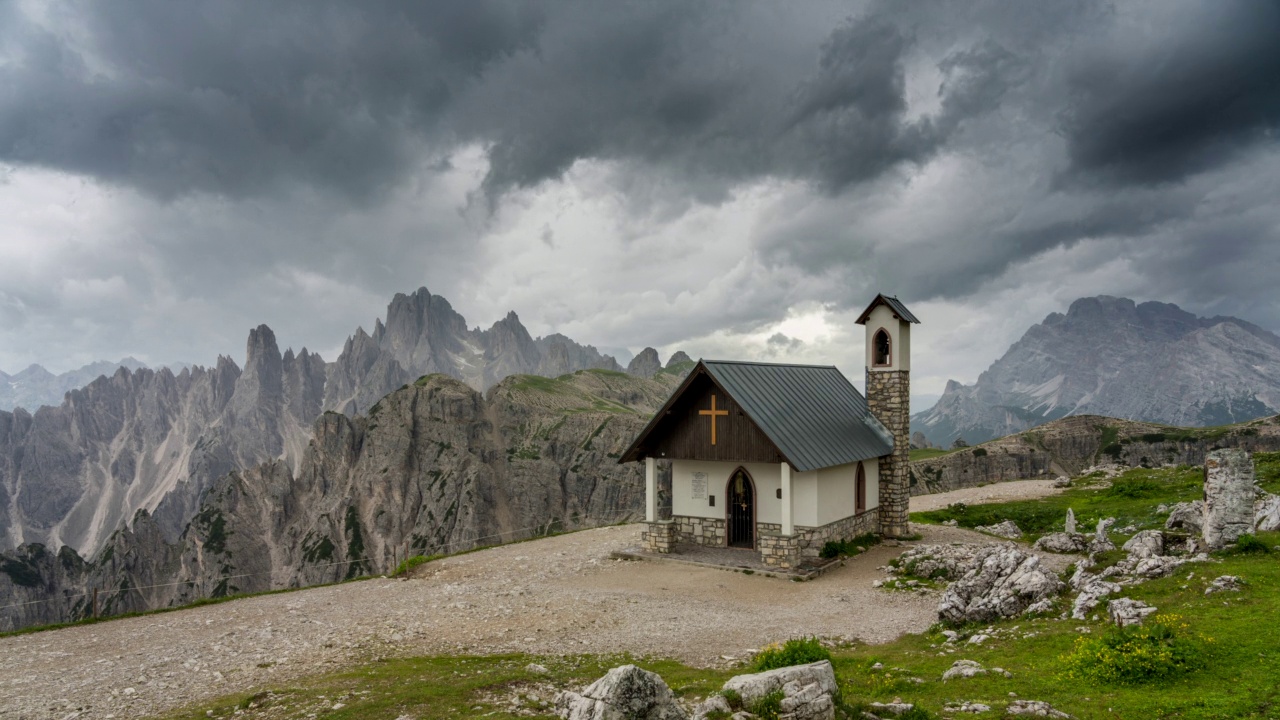 从Dobbiaco附近的Valle di Landro俯瞰Tre Cime di Lavaredo山脉或Drei Zinnen山顶的移动云。Sexten Dolomites，南蒂罗尔，意大利视频素材