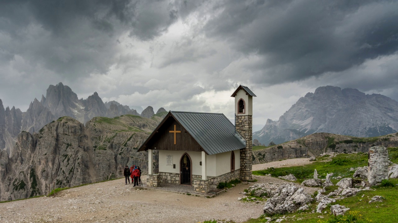 从Dobbiaco附近的Valle di Landro俯瞰Tre Cime di Lavaredo山脉或Drei Zinnen山顶的移动云。Sexten Dolomites，南蒂罗尔，意大利视频素材