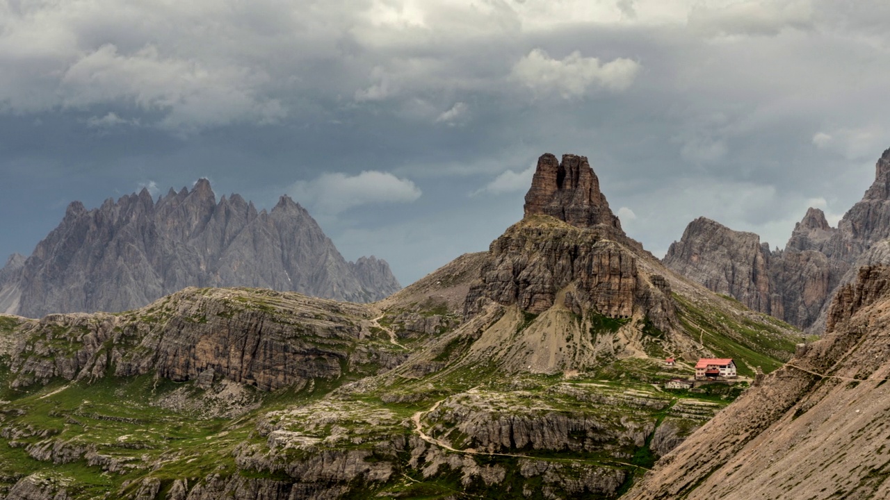 从Dobbiaco附近的Valle di Landro俯瞰Tre Cime di Lavaredo山脉或Drei Zinnen山顶的移动云。Sexten Dolomites，南蒂罗尔，意大利视频素材