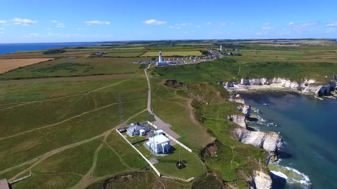 约克郡侏罗纪海岸线上的Flamborough Head灯塔视频素材