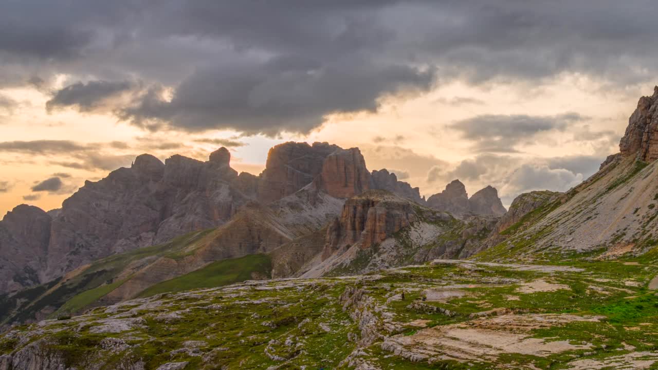 从Dobbiaco附近的Valle di Landro俯瞰Tre Cime di Lavaredo山脉或Drei Zinnen的全景。Sexten Dolomites，南蒂罗尔，意大利视频素材