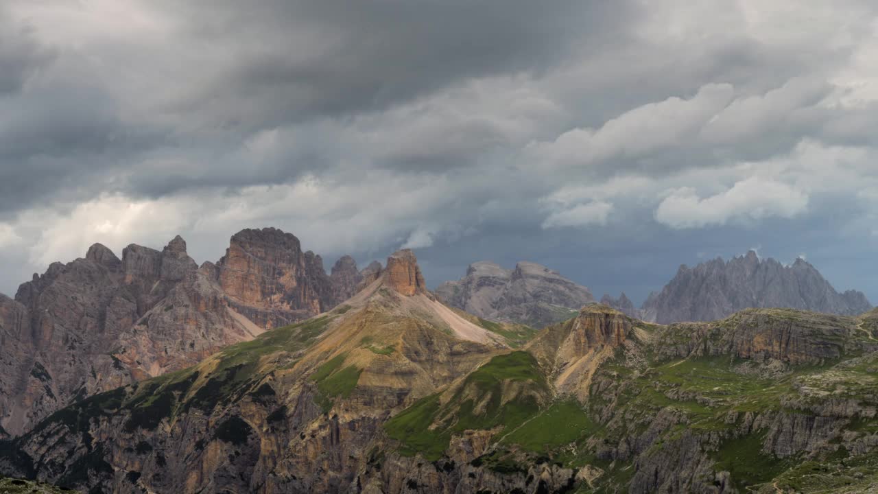 从Dobbiaco附近的Valle di Landro俯瞰Tre Cime di Lavaredo山脉或Drei Zinnen的全景。Sexten Dolomites，南蒂罗尔，意大利视频素材