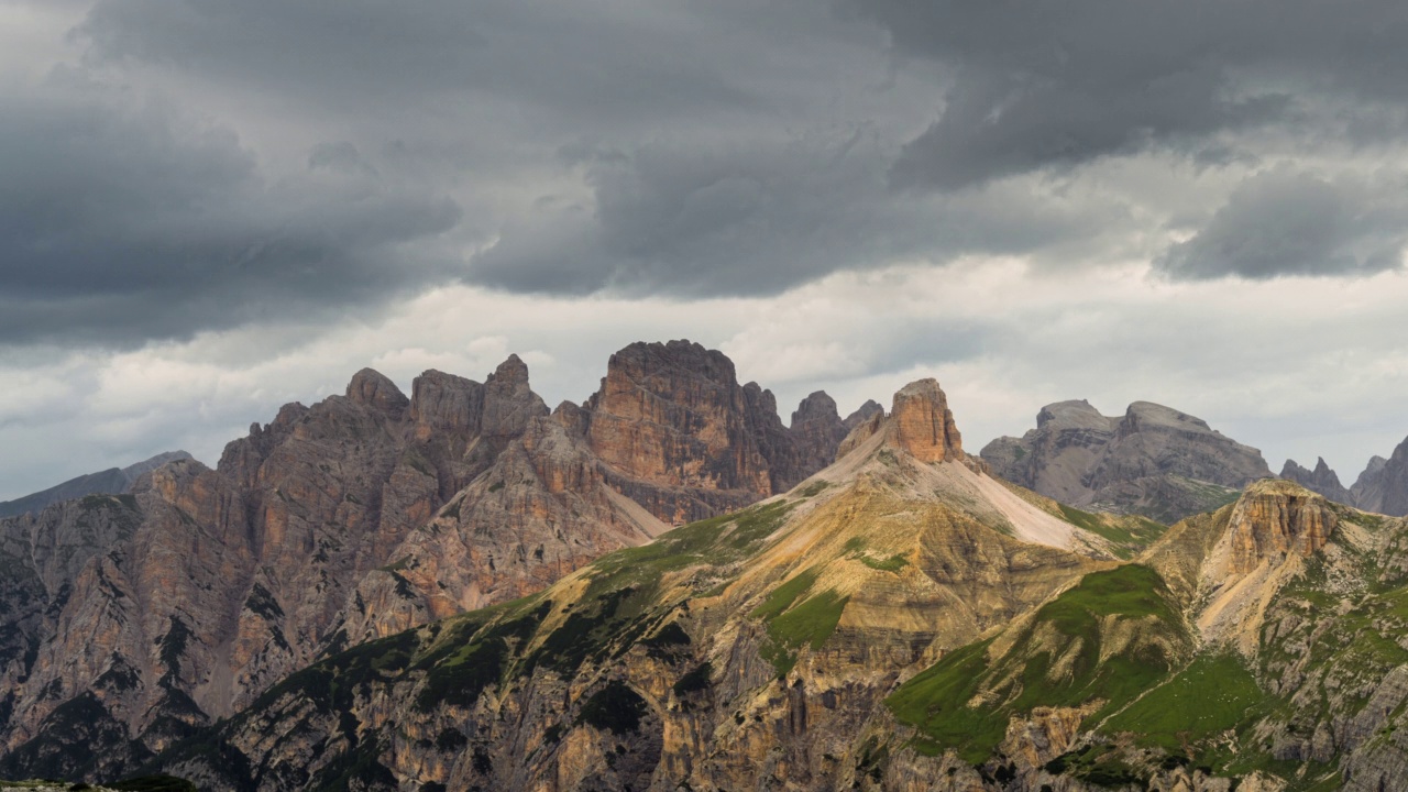 从Dobbiaco附近的Valle di Landro俯瞰Tre Cime di Lavaredo山脉或Drei Zinnen的全景。Sexten Dolomites，南蒂罗尔，意大利视频素材