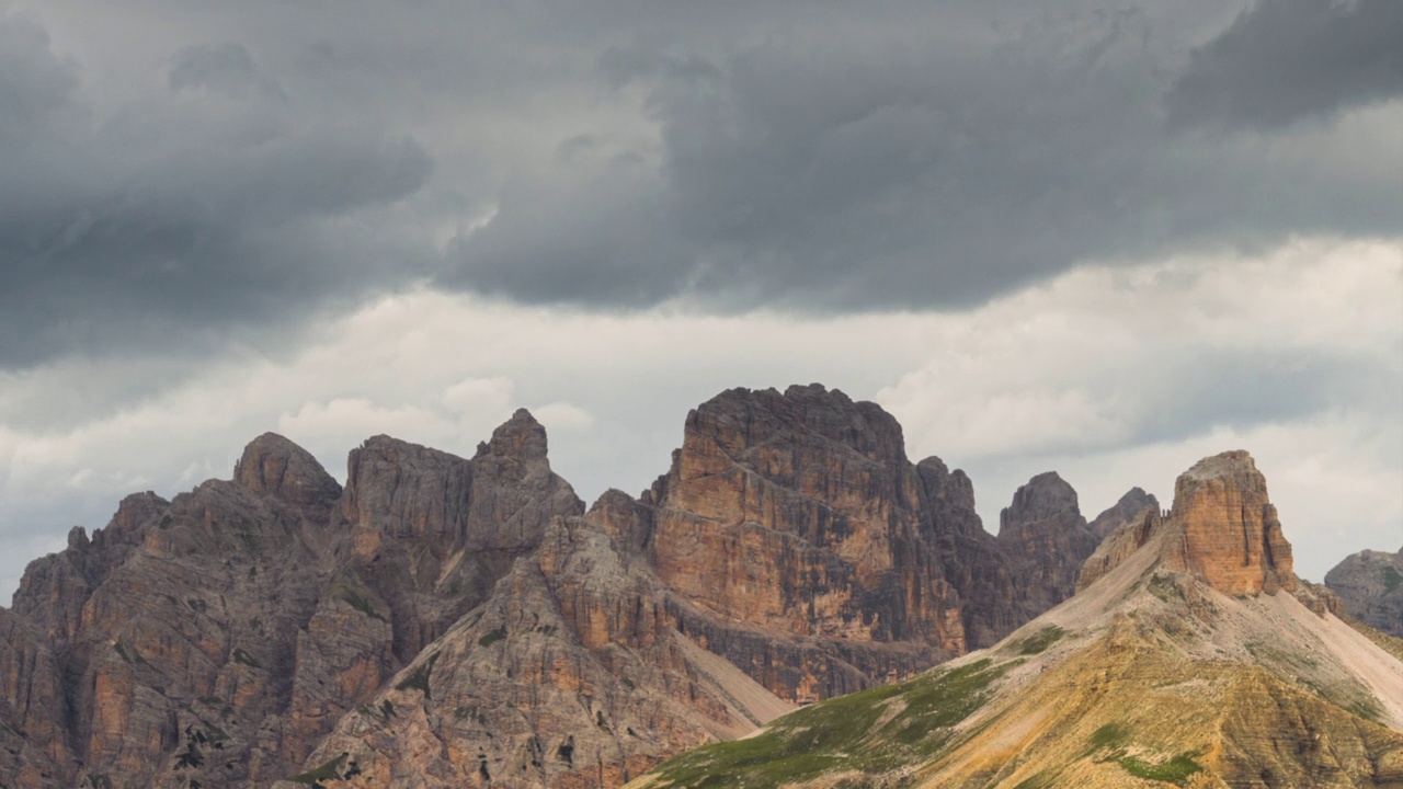 从Dobbiaco附近的Valle di Landro俯瞰Tre Cime di Lavaredo山脉或Drei Zinnen的全景。Sexten Dolomites，南蒂罗尔，意大利视频素材