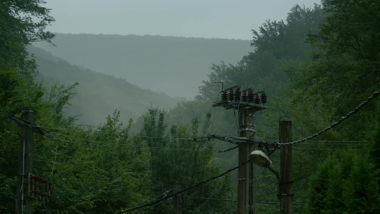 山景上的雨云视频素材