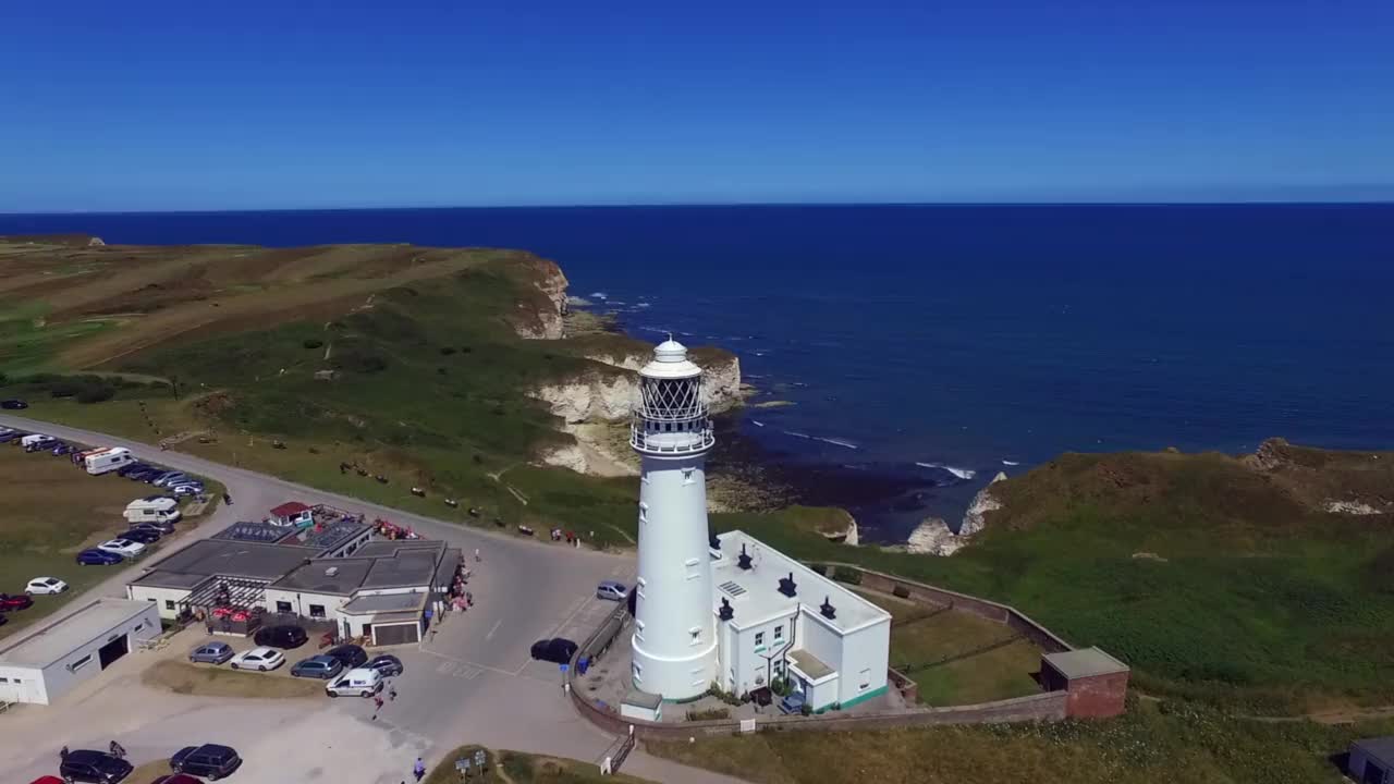 约克郡侏罗纪海岸线上的Flamborough Head灯塔视频素材