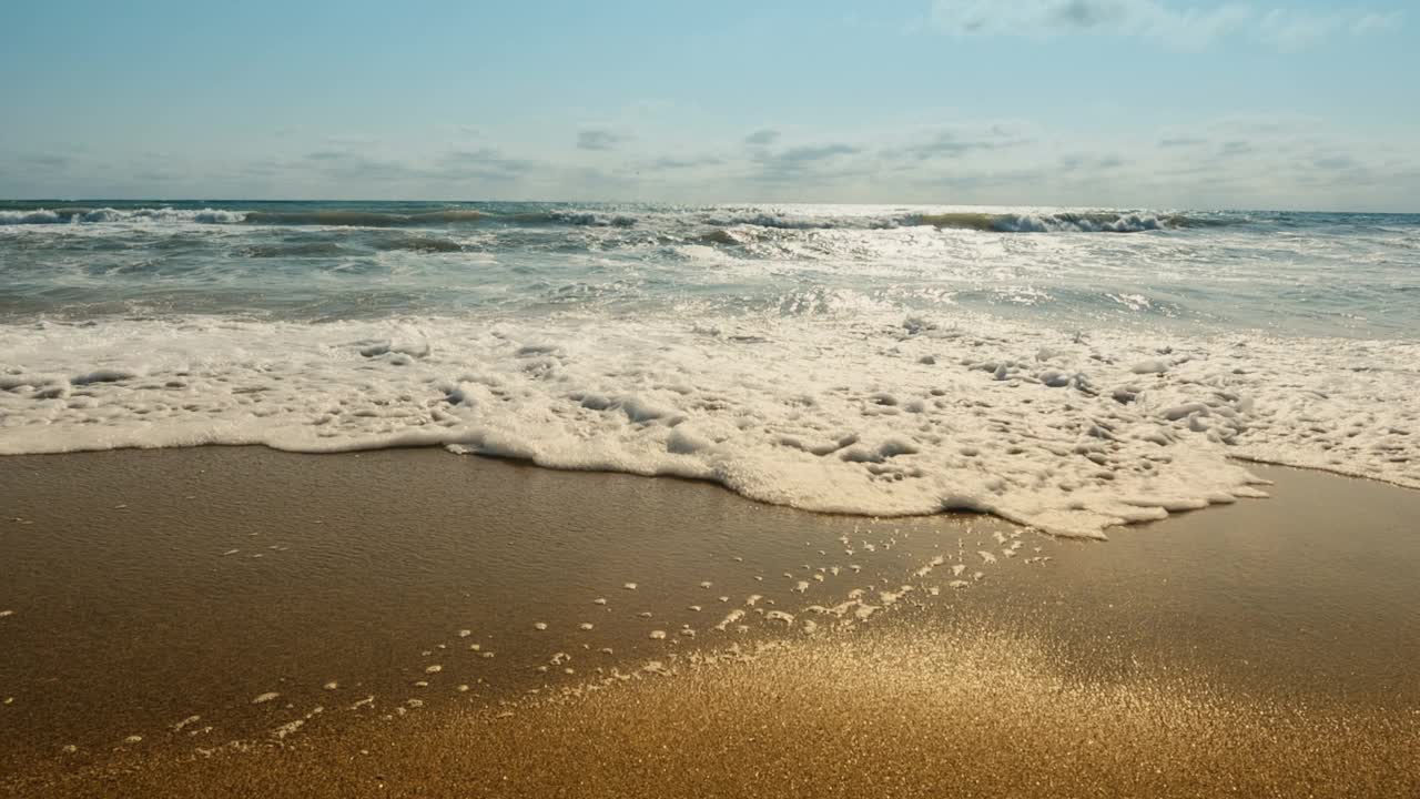 沙滩上的海浪向上倾斜视频素材