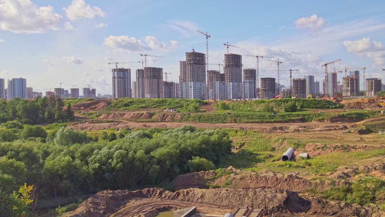 多层住宅建筑。大量的建筑设备，起重机工作。建筑工地鸟瞰图。视频素材