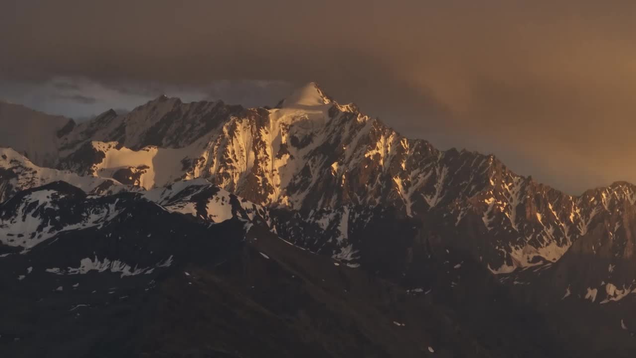 藏区雪山鸟瞰图视频素材