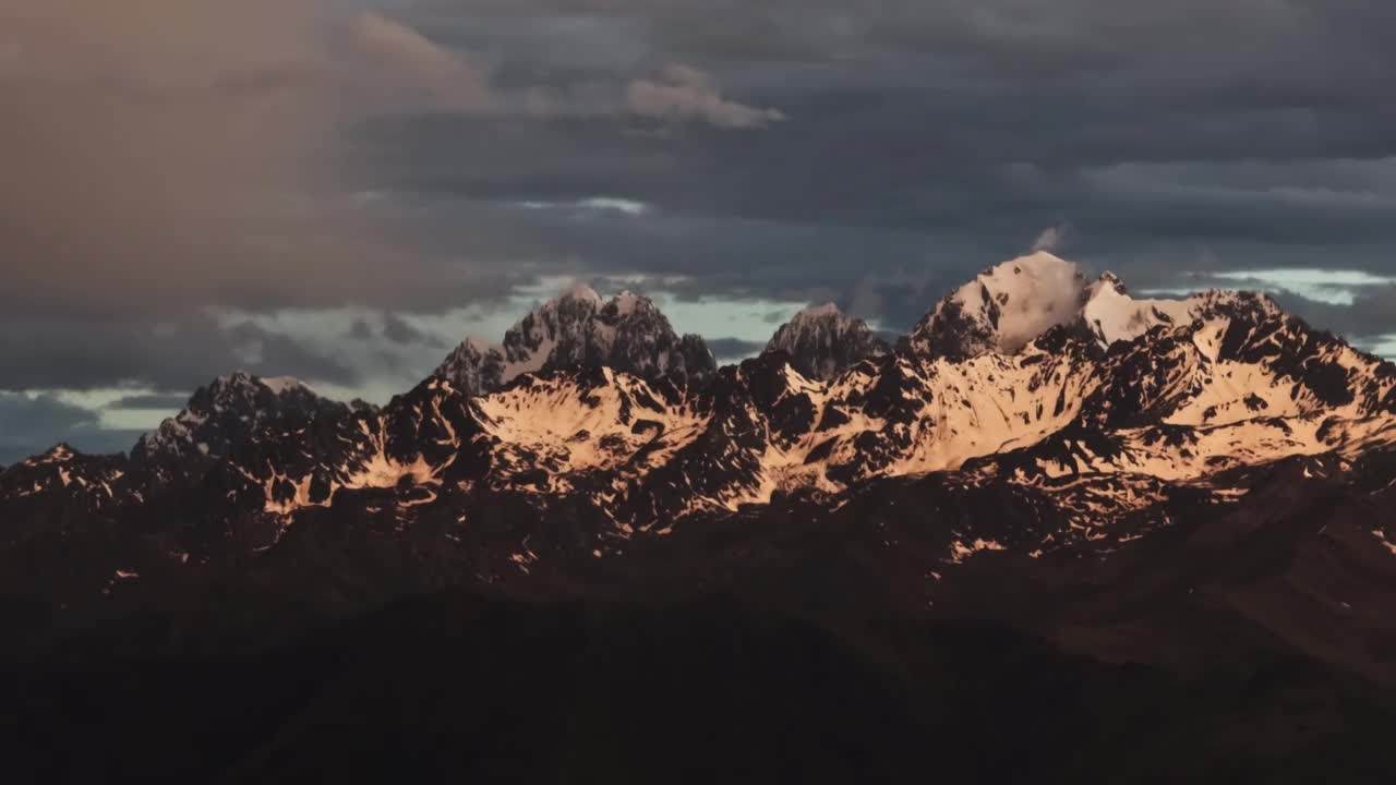 藏区雪山鸟瞰图视频素材