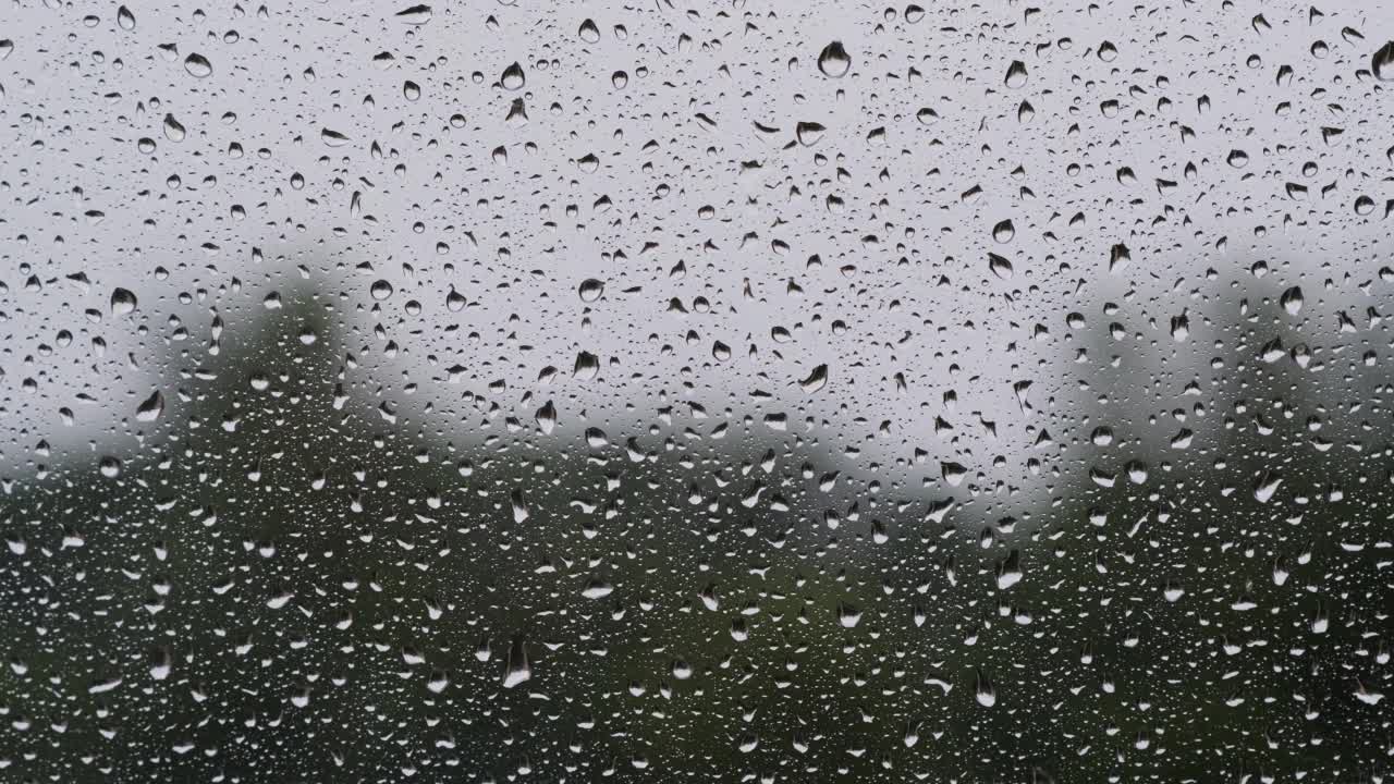 窗户玻璃表面的雨滴，特写。视频素材