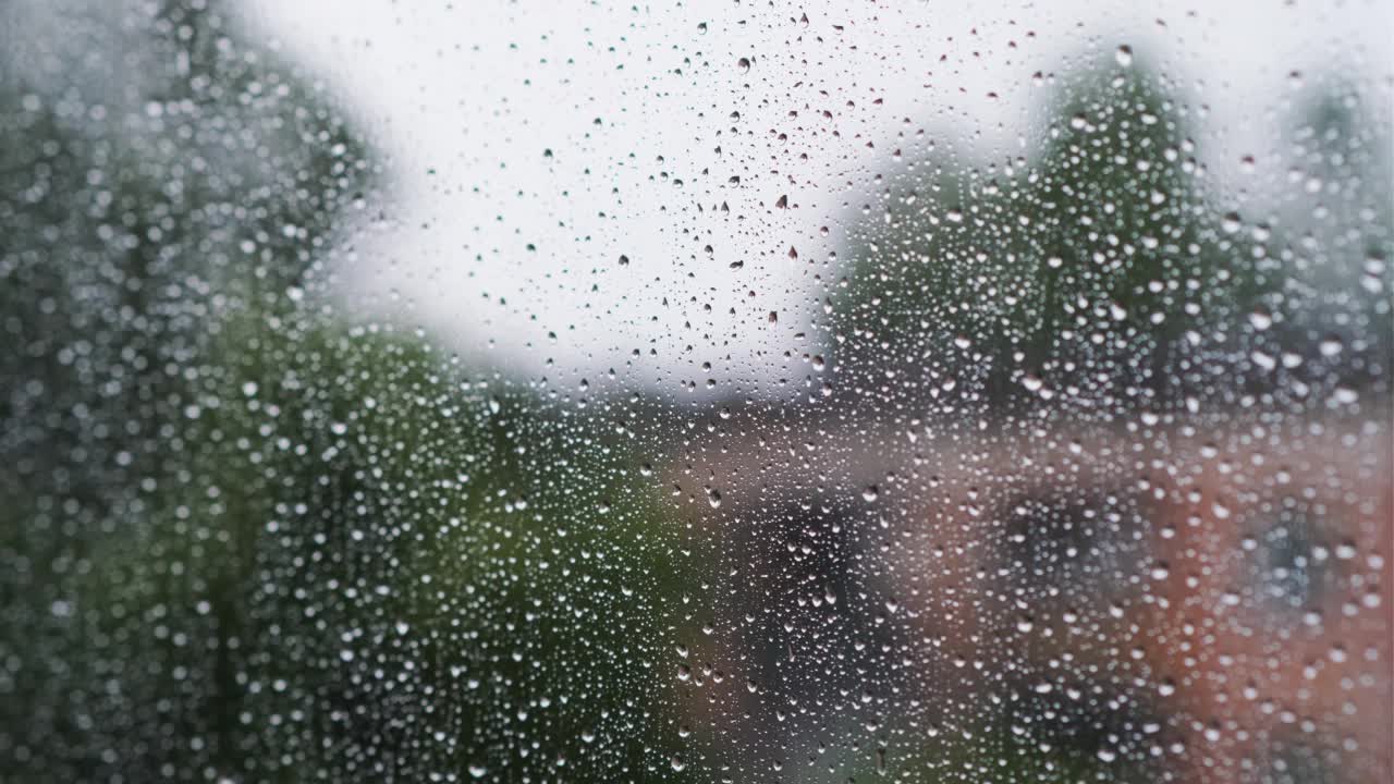 窗户玻璃表面的雨滴，特写。视频素材