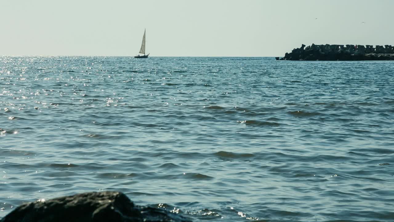 黑海的海洋景观，帆船和岩石海岸线视频素材