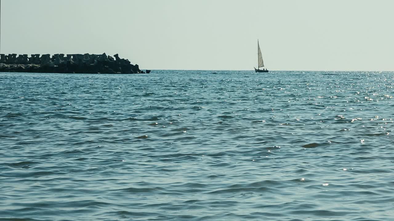 驶近多岩海岸线的帆船视频素材