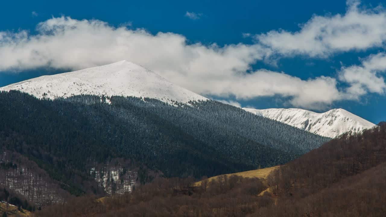 时间的流逝，山顶覆盖着积雪视频素材