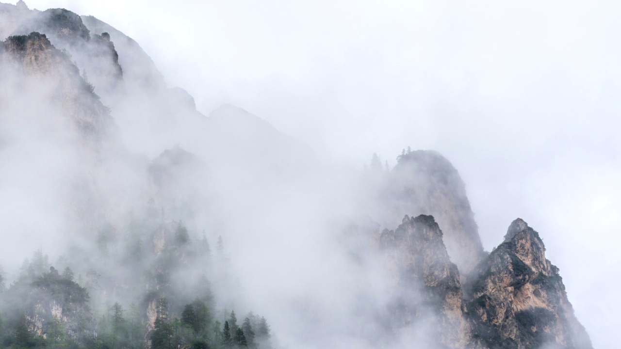 时间推移日落场景的云滚动移动对山冷杉树，白云石，意大利。视频素材